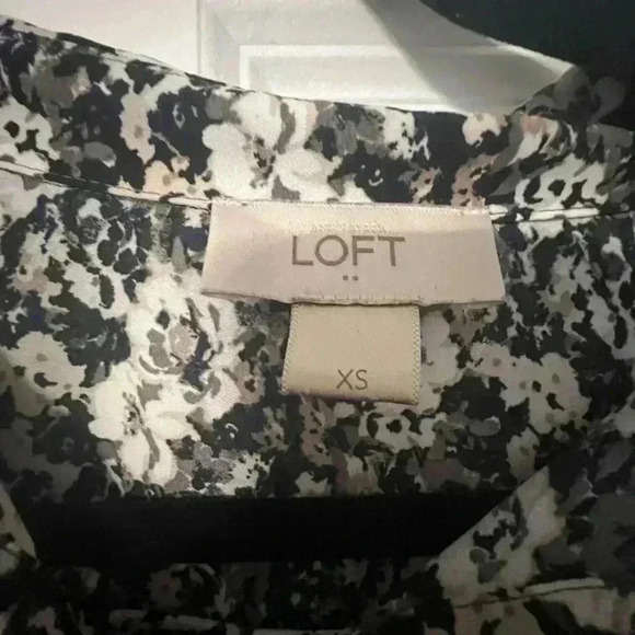 Loft | Grey Floral Button Down Top | Size XS - Picture 4 of 4